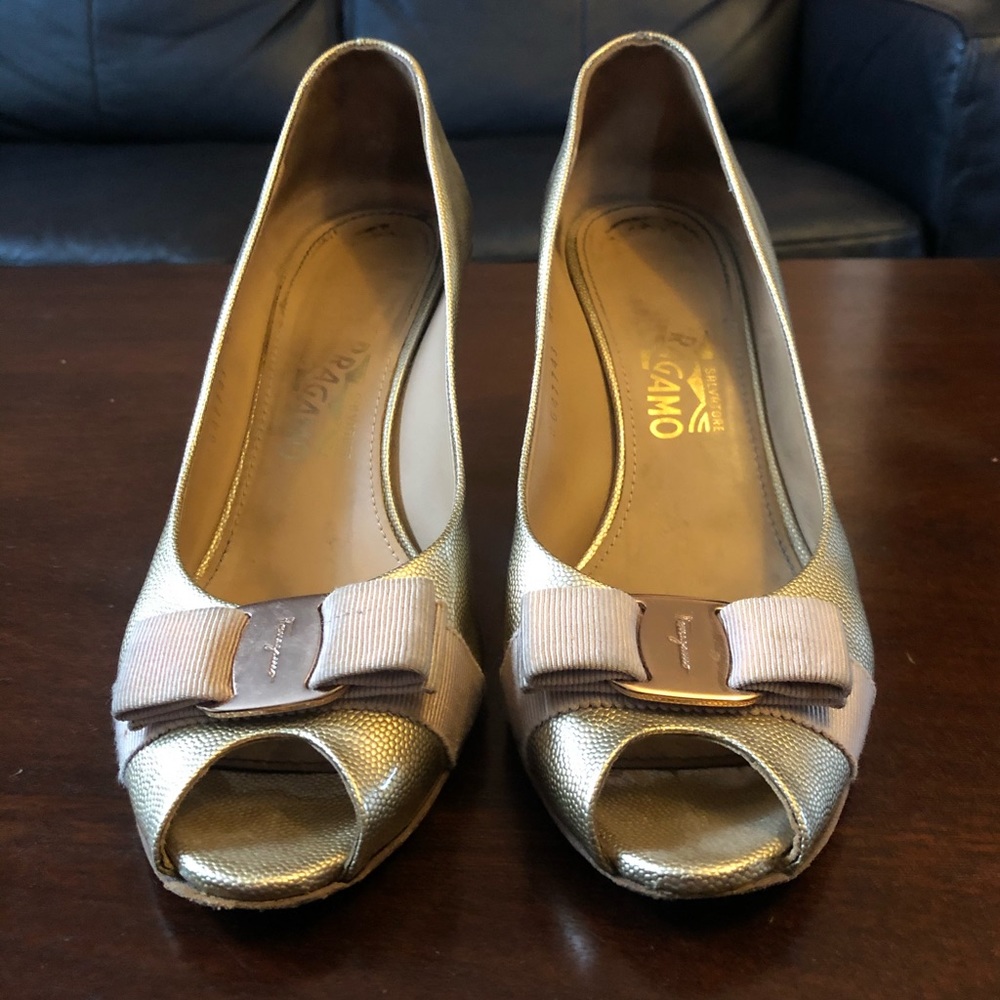 Ferragamo Vara Bow Peep Toe Gold Pumps